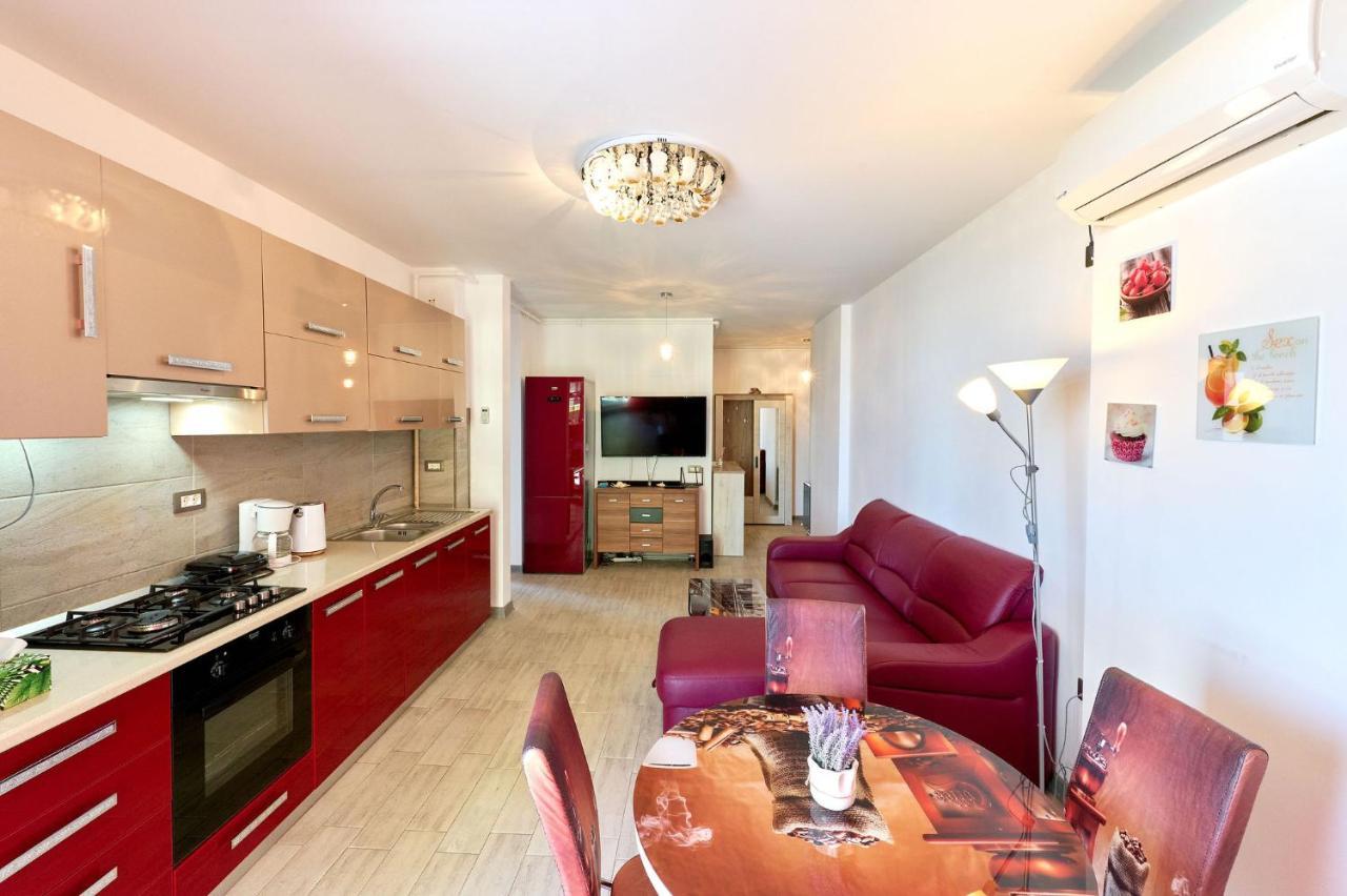 Glamour Red apartment 22 in Alezzi Spa Pool resort Mamaia Esterno foto